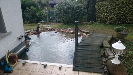 Teichanlage mit Brücke