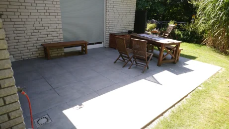 Gepflasterte Terrasse