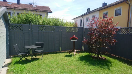 Garten mit Sichtschutzzaun aus Holz