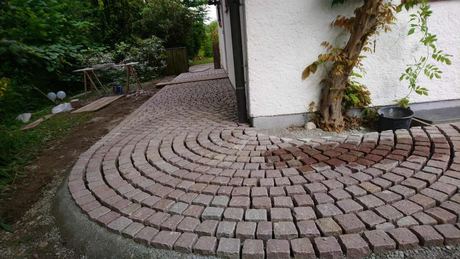 Pflaster um das Haus herum